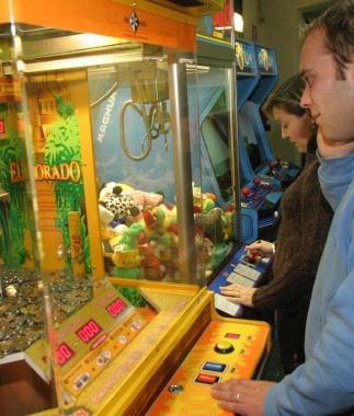 Ci diverte in una sala gioco  