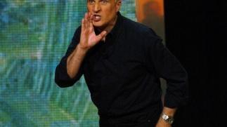 L’attore comico Paolo Hendel durante uno spettacolo