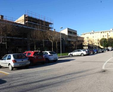 Auto in sosta in piazza Cei  