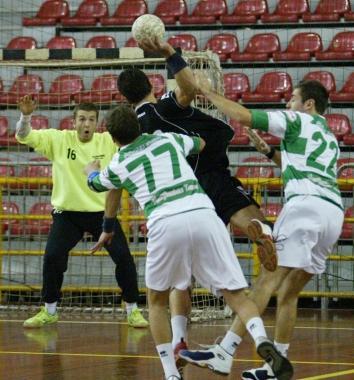 Unazione di gioco dellAmbra Pallamano  