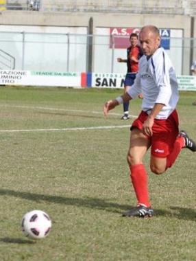 Falossi porta palla a centro campo 