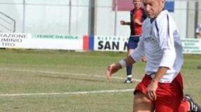 Falossi porta palla a centro campo