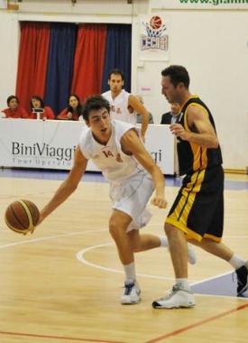 Mariani contrastato da Paoli della pallacanestro Piombino  