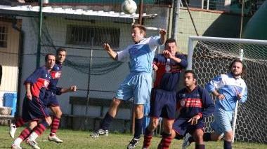 Un’azione di gioco nel campionato di Terza Categoria