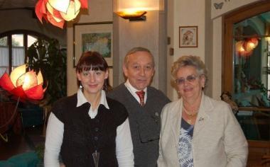 Da sinistra Lucrezia, Piero e Dilva Franceschi nel loro albergo di Gavinana 