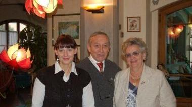 Da sinistra Lucrezia, Piero e Dilva Franceschi nel loro albergo di Gavinana