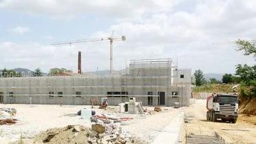 Sopra i lavori della passata urbanizzazione In alto il colle di Acquavivola