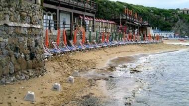 La spiaggia davanti ai Bagni Aurora a Castiglioncello una delle tante zone colpite duramente dall’erosione