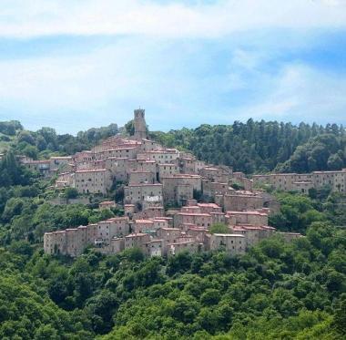 In alto una veduta di Castelnuovo a destra il sindaco Alberto Ferrini           