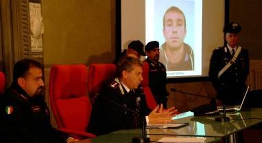 La conferenza stampa dopo larresto e unimmagine del luogo del delitto 