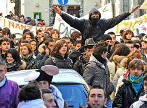 Oltre mille in strada per dire no