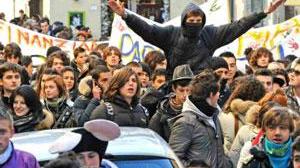 Oltre mille in strada per dire no