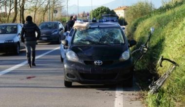 Si distrae col cellulare al volantee investe due ciclisti: sono gravi