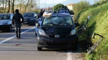 Si distrae col cellulare al volantee investe due ciclisti: sono gravi