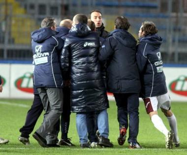 Animi surriscaldati in campo subito dopo la fine della partita 