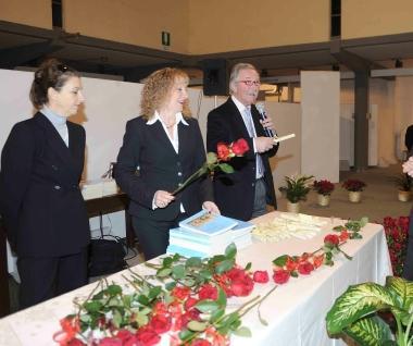 Un momento della cerimonia di consegna degli attestati alle coppie che hanno festeggiato le nozze doro 