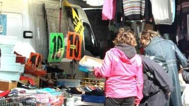 Bancarelle, negozi aperti stand e... Babbo Natale