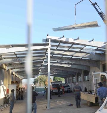 Il tetto dellazienda di Cenaia dal quale &egrave; caduto loperaio 