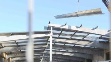 Il tetto dell’azienda di Cenaia dal quale è caduto l’operaio