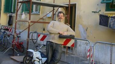 Emilio Guccini davanti alle transenne           