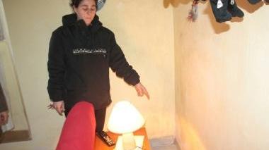 Barbara Cenale indica l’umidità dietro ai mobili della camera
