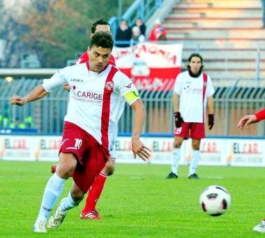 <b>GUIZZO.</b> Ciccio Tavano mentre prova a entrare nel cuore della difesa del Piacenza       