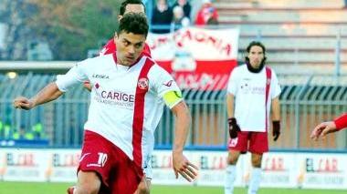 <b>GUIZZO.</b> Ciccio Tavano mentre prova a entrare nel cuore della difesa del Piacenza