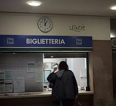 La biglietteria della stazione di piazza Gramsci     