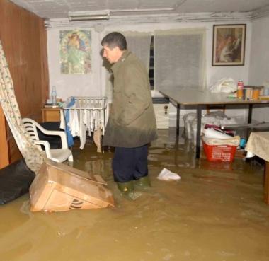 Una casa invasa dallacqua. A destra: la piana allagata 