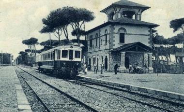 Una vecchia foto del trammino fermo alla stazione di Tirrenia  