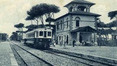 Una vecchia foto del trammino fermo alla stazione di Tirrenia