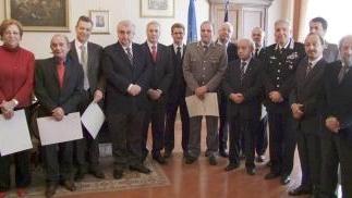 Gli insigniti col prefetto e le autorità