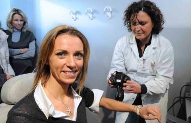 Valentina Vezzali si sottopone allesame nella farmacia di viale Adua 