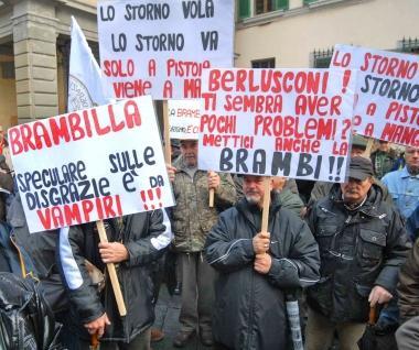 La protesta dei cacciatori davanti alla Provincia in novembre 