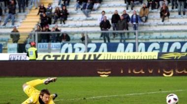 Il pallone calciato da Soriano supera Rossi proteso in tuffo e s’infila: è il gol del momentaneo 1-0 per l’Empoli