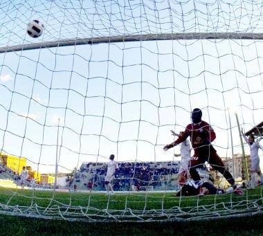<b>IL GOL DEL KO.</b> Adiyiah segna al 4 della ripresa la rete che condanna il Grosseto alla settima sconfitta in trasferta della stagione Lattaccante ha colpito il pallone dal basso verso lalto 