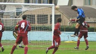 Luca Gherardini con la palla e un gol di Guidoni