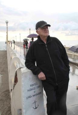 <b>MEMORIA STORICA.</b> Giorgio Giannelli ritratto sul pontile di Forte dei Marmi 