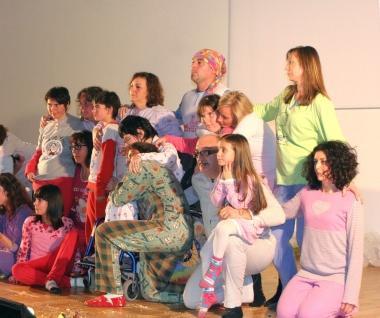 Il gruppo dei protagonisti dello spettacolo andato in scena alla sala don Nardini di Marittimo 