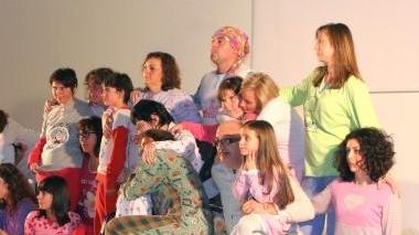 Il gruppo dei protagonisti dello spettacolo andato in scena alla sala don Nardini di Marittimo