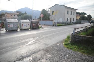 I cassonetti che verranno spostati e la via Vecchia Pisana (Vip) 