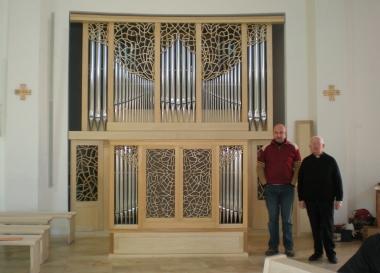 Il nuovo organo con accanto il parroco don Luciano Niccolai e lartigiano Nicola Puccini  