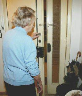 <b>DERUBATA </b>Dagli ospiti che aveva accolto a casa 