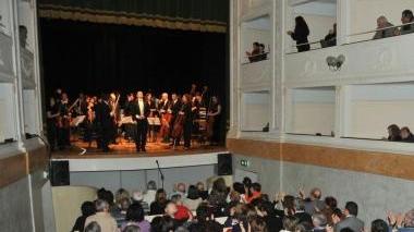 <b>TEATRO.</b> In alto, la platea dell’Olivo Sopra, il direttore Corrado Tedeschi