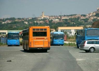Il deposito Atl e, a fianco, l’assessore ai trasporti Donati
