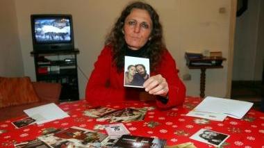 L’empolese Gianna Maria Cecilia Molvich mostra alcune foto dell’ex compagno