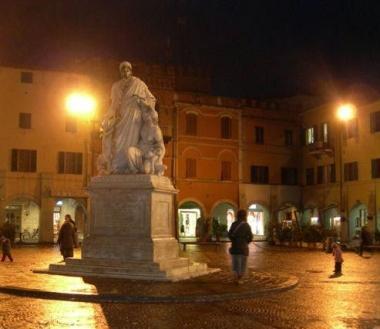 <b>SALOTTO BUONO. </b>Piazza Dante, Canapone e i portici: dovrebbero essere il salotto buono della citt&agrave;      