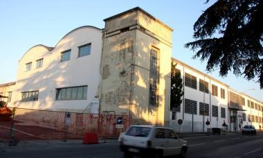 L’esterno del Centro di ricerca di via Galcianse, sopra com’era il cantiere quattro anni fa
