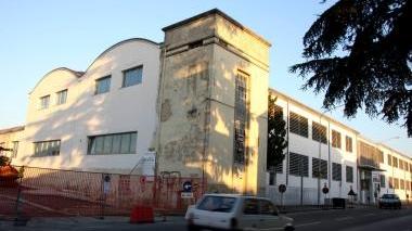 L’esterno del Centro di ricerca di via Galcianse, sopra com’era il cantiere quattro anni fa