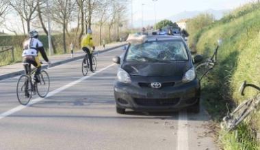 «È accaduto tutto in fretta», il racconto della donna che ha investito i due ciclisti